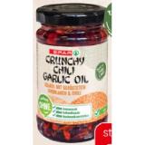 SPAR Crunchy Chili Garlic Oil SPAR 100 Gramm 1 Glas