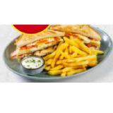 CLUB-SANDWICH mit Hühnerbrust, Speck & Spiegelei, dazu Pommes frites & Dipsauce BILLA PLUS 1 Set